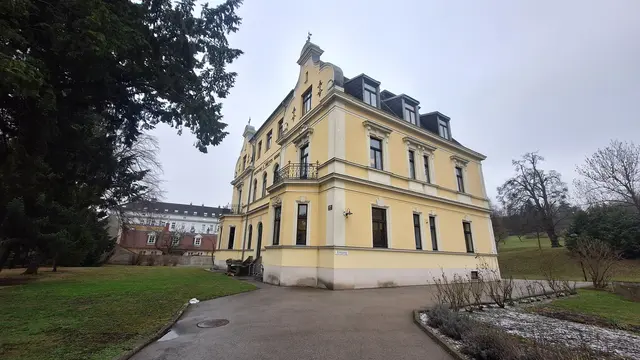 Die historistische Villa wurde 1893 erbaut und gehört nunmehr zum Komplex des Dominikanerinnenkonvents.