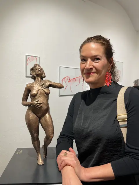Christine Perseis vor ihrer Bronze "Bauchgefühl",  signiert "PERSEIS 1/7"  - ein Exemplar aus einer limitierten Auflage | Foto: Josef Goldhofer