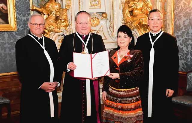 Verleihung des Leopoldskreuz in Bronze: Stiftsdechant Clemens Galban, Propst Anton Höslinger und Petra Kerbl mit Pfarrer Simon Nguyen Düng | Foto: Stift Klosterneuburg/Walter Hanzmann