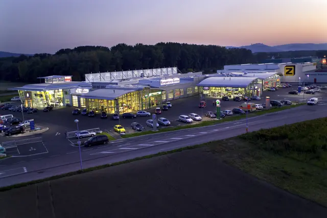Das Autohaus Birngruber bei Nacht | Foto: Birngruber