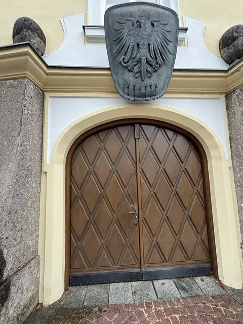 Laut Google befindet sich die PI Reutte im Obermarkt 2 - beim Bezirksgericht - der Eingang ist aber auf einer anderen Seite.