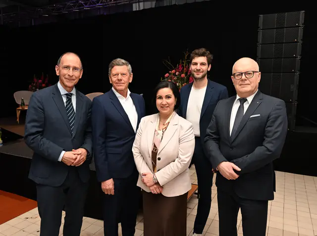 Von links: Peter Filzmaier (Politik- und Kommunikationswissenschaftler), Georg Emprechtinger (Geschäftsführender Eigentümer TEAM 7), Stefanie Christina Huber (Generaldirektorin der Sparkasse OÖ), Bernd Ziegler (Geschäftsführender Institutsleiter am Institut für Katechetik, Religionspädagogik und Pädagogik der Katholischen Privatuniversität Linz), Herbert Auer (Vorstandsvorsitzender der Anteilsverwaltung Sparkasse OÖ). | Foto: Sparkasse OÖ/W. Kerschbaummayr
