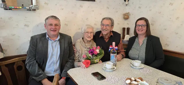 Vizebürgermeister Thomas Farnberger, Martha Jandl, Helmut Jandl und StR Genoveva Scheibenreiter feierten die Diamantene Hochzeit von Ehepaar Jandl. | Foto: Stadtgemeinde Hainfeld