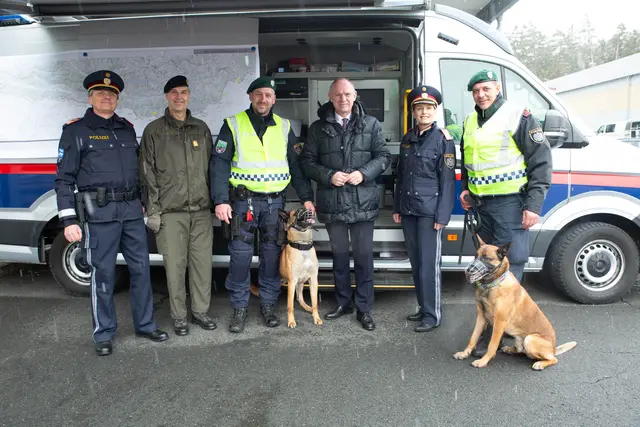 FGA-Leiter Armin Lukmann, Militärkommandant Philipp Eder, Innenminister Gerhard Karner und Landespolizeidirektorin Michaela Kohlweiß mit zwei Polizeidiensthundeführer | Foto: Polizei Kärnten