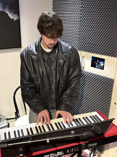 Luka Bilbija unterstützt die Band seit Herbst 2025 am Keyboard. | Foto: Hot Pretzels