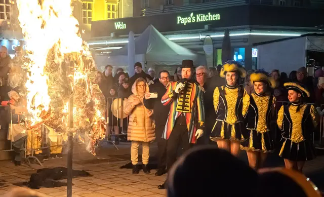 Die Faschingsdienstagsfeiern endeten im Beisien von VzBgm Erika Buichinger, einer Abordnung der Gardemädchen und dem Präsidenten der Eulenfaschingsgilde Christan Guttmnn mit dem traditionellen Faschingverbrennen!