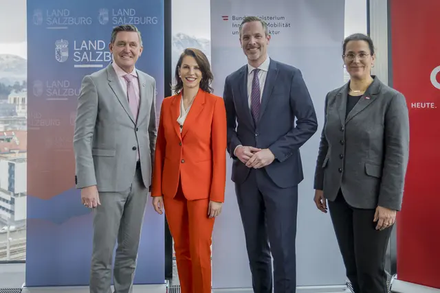 Rund 360 Millionen Euro wollen ÖBB und ASFINAG heuer in Salzburgs Mobilitätsinfrastruktur investieren. Im Bild v.l.: Verkehrsminister Peter Hanke, Landeshauptfrau Karoline Edtstadler, ASFINAG-Vorstandsdirektor Hartwig Hufnagl sowie ÖBB Infra AG-Vorstand Judith Engel bei der Präsentation des Mobilitätspakets für Salzburg. | Foto: Land Salzburg/Neumayr/Leopold