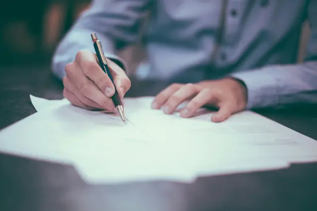 Auch eine Neunkirchner suchte wegen fehlender Postzustellungen Kontakt mit der Post. | Foto: Scott Graham/Unsplash