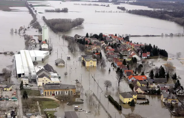 Kaum wiederzuerkennen: So sah die Gemeinde Dürnkrut im Jahr 2006 während der Hochwasserkatastrophe aus.  | Foto: privat