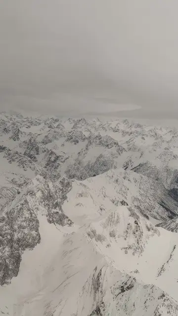 Lawinengefahrenstufe 4 in weiten Teilen Tirols.
Abseits gesicherter Pisten herrscht derzeit große Gefahr. | Foto: Maximilian Sprenger