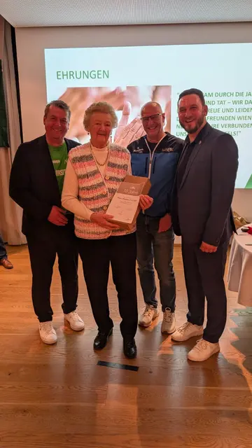 Christie Fitzko mit der Ehrung für 70 Jahre Mitgliedschaft bei den Natufreunden Wiener Neustadt

 | Foto: Naturfreunde WN