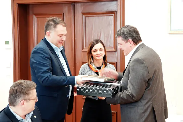 Bügermeister Damjan Anželj und Bürgermeister Franz Jost tauschten freilich Gastgeschenke aus. | Foto: Stadtgemeinde Fürstenfeld
