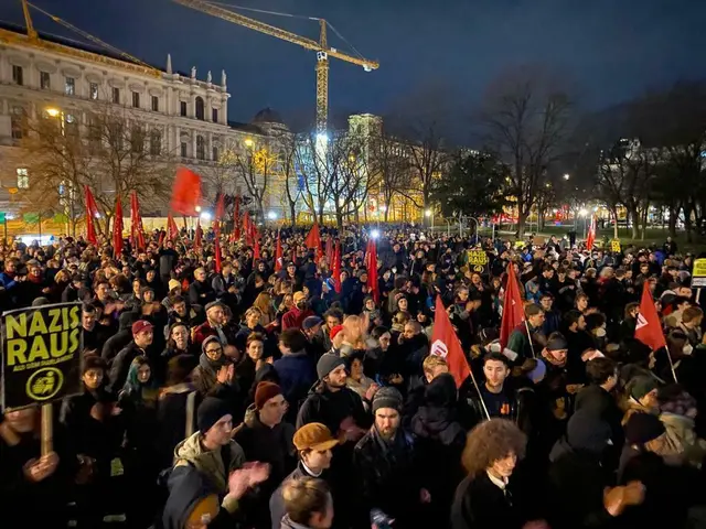 Rund um den Akademikerball in der Wiener Hofburg sind für Freitagabend mehrere Demonstrationen angekündigt – mit Auswirkungen auf den Öffi-Betrieb. (Archiv) | Foto: RMW/Ronja Reidinger