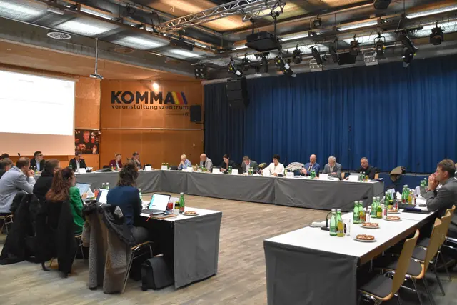 Der Wörgler Gemeinderat stimmte mehrheitlich dafür, dass die Stadt eine Haftung über 1 Million Euro für die Wörgl Schwimmbad GmbH übernimmt.  | Foto: Barbara Fluckinger