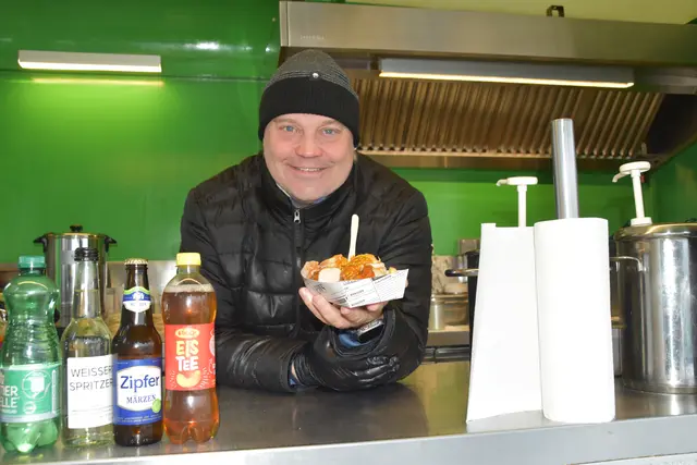 Zur Stärkung gab es Currywurst oder Chicken-Nuggets. | Foto: MeinBezirk/Michael Strini