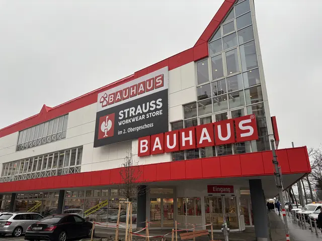 Das neue Bauhaus bietet auf drei Etagen alles für das Eigenheim. Zusätzlich verfügt die Filiale über den ersten stationären Strauss-Laden in Wien.  | Foto: Lukas Ipirotis/MeinBezirk