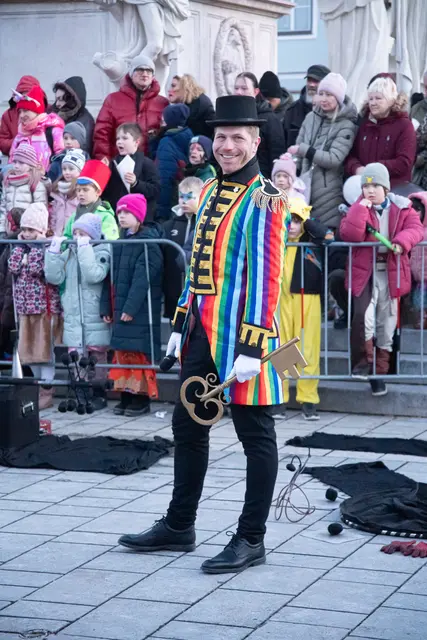Die Faschingsdienstagsfeiern endeten im Beisien von VzBgm Erika Buchinger und dem Präsidenten der Eulenfaschingsgilde Christan Guttmann mit der Rückgabe des Stadtschlüssels an die Wiener Neustädter Stadtregierung