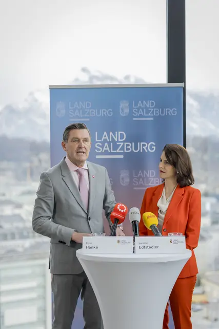 Im Bild: Landeshauptfrau Karoline Edtstadler und Verkehrsminister Peter Hanke bei der Präsentation des Mobilitätspakets für Salzburg. | Foto: Land Salzburg/Neumayr/Leopold