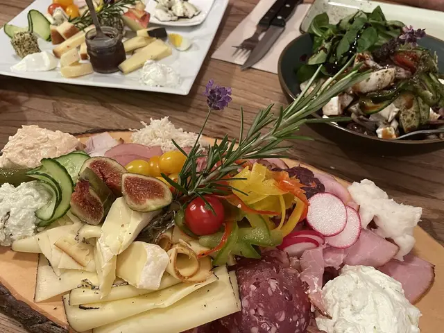 Hausgemachte Fleischspezialitäten sowie regionale Käseprodukte, Aufstriche, Gemüse und Obst machen jede Buschenschankjause einzigartig. | Foto: MeinBezirk/Waltraud Fischer