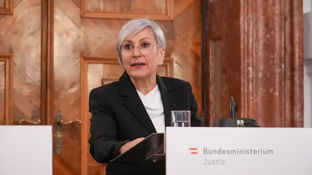 Justizministerin Anna Sporrer (SPÖ) reagiert nun erneut auf die vermehrten Meldungen von Missständen in den Justizanstalten. Um weitere Maßnahmen zu diskutieren, hat die Justizministerin am Donnerstag zu einer Expertenrunde geladen.  | Foto: Andreas Pölzl/MeinBezirk