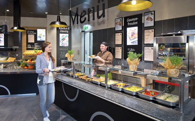Im Interspar-Restaurant in der Villacher Ringmauergasse ist Plastik-Ketchup noch im Umlauf. Aber auf die Gesetzesänderung ist man vorbereitet. | Foto: Interspar