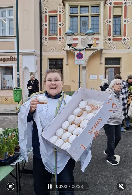 Gratis Krapfen gegen einen Witz gabs am Wochenmarkt Perchtolsdorf | Foto: Gerhard Lackstätter