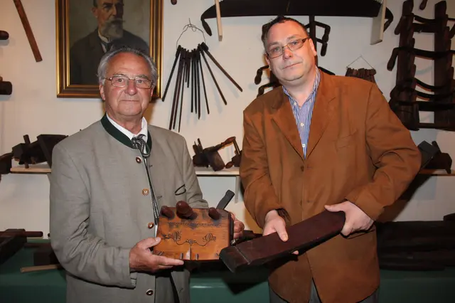 Karl Hohensinner, ehemaliger Kulturreferent der Stadt Grein, mit dem inzwischen verstobenen Blumensträußl-Besitzer Rudolf Kern. | Foto: Robert Zinterhof
