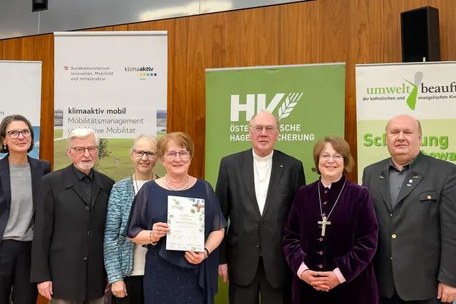 Wiebke Unbehaun in Vertretung von Minister Peter Hanke, Pfarrer Wolfgang Fank, Sr. Anneliese Herzig, Sprecherin der österreichischen Ordenskonferenz, Pfarrkoordinatorin Maria Knöbl, Umweltbischof Alois Schwarz, die evangelische Bischöfin Cornelia Richter und Johann Oswald, ökologischer Fachberater der Pfarre Dechantskirchen (v. l.) bei der erneuten Übergabe des mittlerweile 24 Umweltpreises in 24 Jahren an die Pfarre Dechantskirchen. | Foto: Umweltbüro der Erzdiözese Wien