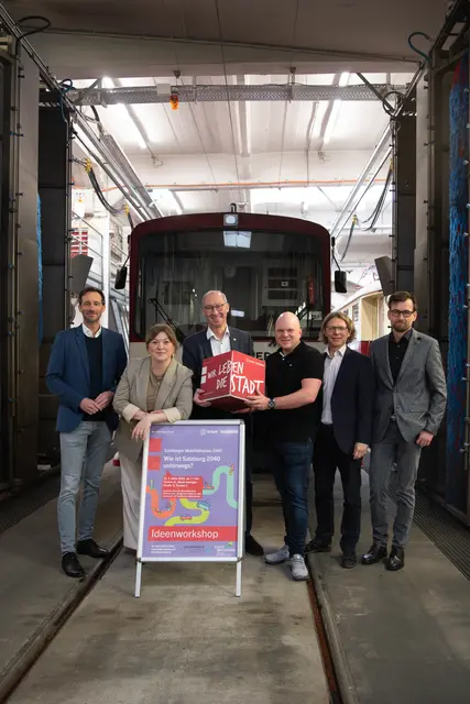 Mit dem Salzburger Mobilitätsplan 2040 werden kurz-, mittel- und langfristige Lösungen für Salzburgs Mobilität umgesetzt. v.l.n.r.: Harald Frey - TU Wien, Anna Schiester - Planungsstadträtin , Andreas Schmidbaur - Abteilungsvorstand MA 5 Planung, Michael Schwifcz - Projektleiter, Michael Szeiler - Consens, Thomas Kuc - Trafility | Foto: Stadt Salzburg/Escabosa
