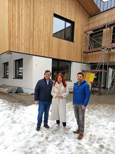 Landesrätin Cornelia Hagele überzeugte sich vom Baufortschritt in der Zillertaler Gemeinde Ramsau.  | Foto: Gem Ramsau