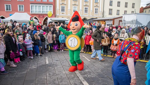 Beim Tanz mit dem Eulen-Sparefroh machten viele Kinder sehr gerne mit