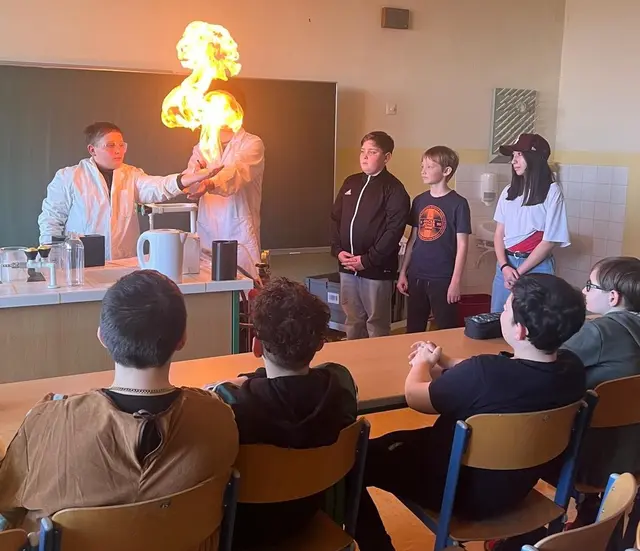 Feurige Experimente in der Mittelschule Rechnitz: Tobias Liszt, Vortragender Niko Mitterlechner, Niklas Liszt, Tobias Herist und Larissa Zdesar | Foto: WKB