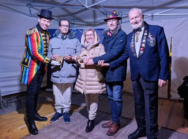 Abschlussgruppenfoto v.l.n.r.:
- Gildenpräsident Christian Guttmann
- ein begeisterter Besucher
- VzBgm Erika Buchinger
- GR Franz Hatvan
- GR aD Hans Machowetz