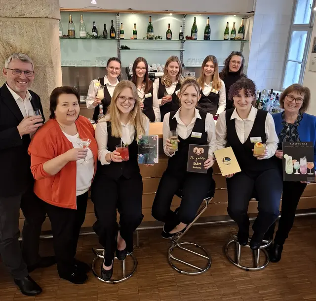 vorne v.li.: Roland Mittermair, Martina Elsigan, Hanna Rihs, Lena Scharl, Leah Löw, Elisabeth Weichselbaum
hinten v.li.: Laura Gutmann, Leonie Riedl, Elena Sauer, Stefanie Bayerl, Claudia Hiermann | Foto: HLM HLW Krems