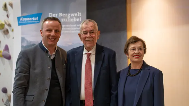 Dietmar Walser (TVB) mit Bundespräsident Alexander van der Bellen und seiner Frau Doris Schmidbauer. | Foto: TVB-Tiroler-Oberland-Erlebnisraum-Kaunertal/Annalena Walch