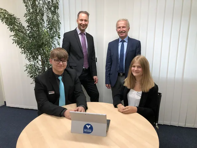 Regionaldirektor Wolfgang M. Weidinger sucht immer den direkten Austausch mit den Lehrlingen. | Foto:  Volksbank Horn