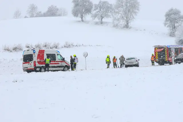 In Krenglbach kommt es am 20. Februar zu einem Kreuzungscrash auf der verschneiten Fahrbahn. | Foto: laumat.at