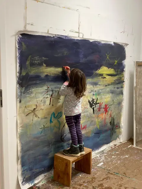 Die Kindergruppe Wasserfloh besuchte ein Atelier. | Foto: Brigitte Oberlik-Burtscher