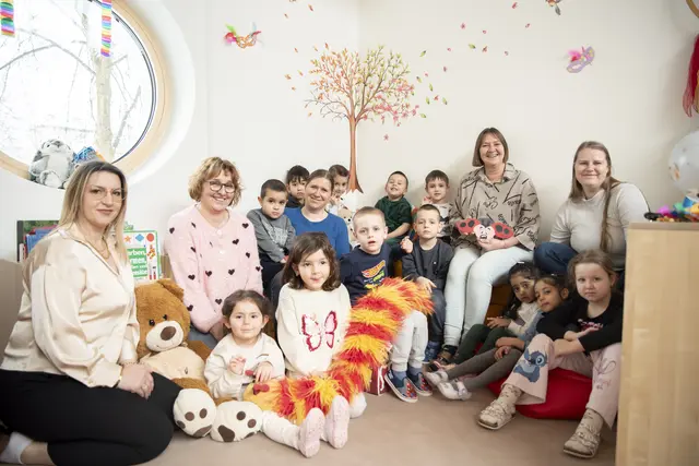 Im Zuge des Projekts „Schlau in Lehen“ wurde der Kindergartenstandort in der Franz Martin Straße umfassend saniert und durch einen Neubau erweitert. Die neue Einrichtung bietet insgesamt Platz für acht Gruppen.  | Foto: Stadt Salzburg/Rocio Escabosa