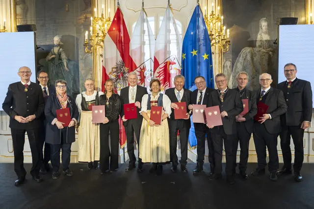 LH Mattle und Südtirols LH Kompatscher mit den elf TirolerInnen und SüdtirolerInnen, die 2026 das Ehrenzeichen des Landes Tirol erhalten haben. | Foto: Land Tirol/Sedlak