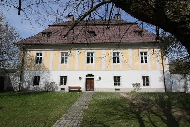 Im Alten Pfarrhof in Steinbach/Steyr sind alle Regionalentwicklungsorganisationen unter einem Dach vereint. Hier werden gemeinsam die besten Ideen und Impulse vorangetrieben. | Foto: Weymayer