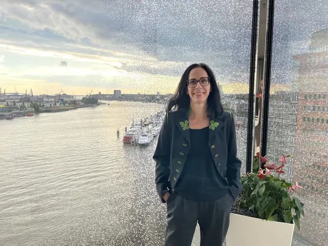 Ein Arbeitsplatz mit wunderschöner Aussicht: Barbara Lebitsch in ihrem Büro in der Elbphilharmonie in Hamburg. | Foto: Carsten Fastner