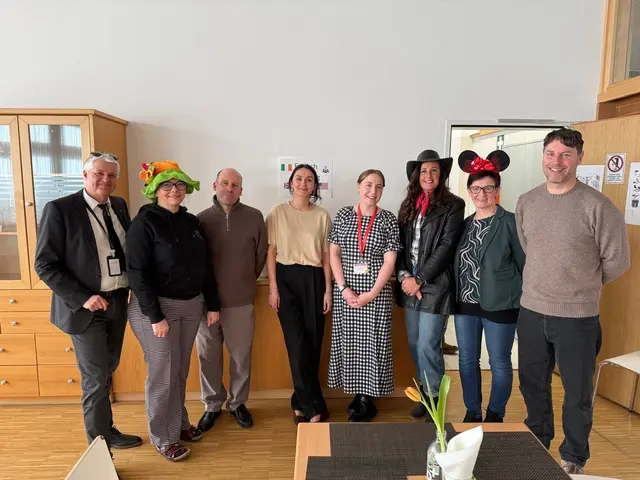 Auftakt am Faschingsdienstag mit dem Sprachenlehrerteam und den native speakers der English-in-Action days an der HLW Spittal

v.l.n.r.
Direktor Adolf Lackner, Fachvorständin Eva-Maria Scherzer, Ryan, Katy, Juliet, Professoren Hensel, Brunner und Penker | Foto: (c) hlwspittal 2026 Medienteam
