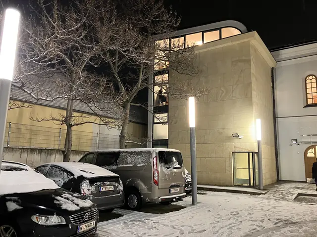 An Stelle der Autos links befand sich einst das Bethaus, das der Badener Synagoge angeschlossen war. Im Hintergrund die renovierte Synagoge | Foto: Stockmann
