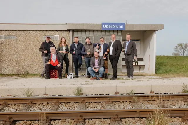 Die Brauer der Bierregion Innviertel am Bahnhof in Oberbrunn: Helmut Voitleitner (Brauerei Kronedt, Mayrhof), Manfred Schaurecker (Kanonenbräu, Schärding), Elisabeth Paminger (Engelszeller Stiftsbräu, Engelhartszell), Wolfgang Vitzthum (Privatbrauerei Vitzthum, Uttendorf), Claus Wurmhöringer (Privatbrauerei Wurmhöringer, Altheim), Matthias Schnaitl IV. (Privatbrauerei Schnaitl, Gundertshausen), Alexander Schiemer (Woigartlbräu, Schalchen), Josef Niklas (Brauerei Ried, Ried im Innkreis) und Martin Erlinger (Brauerei Pfesch, Treubach). | Foto: Bierregion Innviertel/Matthias Klugsberger