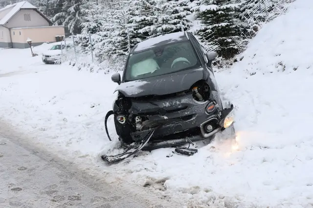 Auf der verschneiten Fahrbahn in Sipbachzell kam es zu einem Frontalcrash zweier Pkw. | Foto: laumat.at