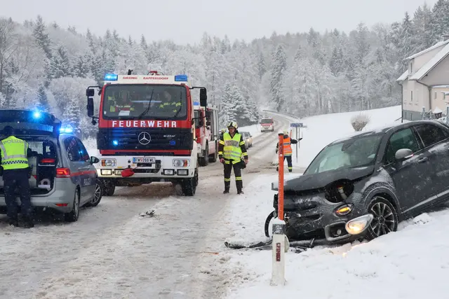 Auf der verschneiten Fahrbahn in Sipbachzell kam es zu einem Frontalcrash zweier Pkw. | Foto: laumat.at