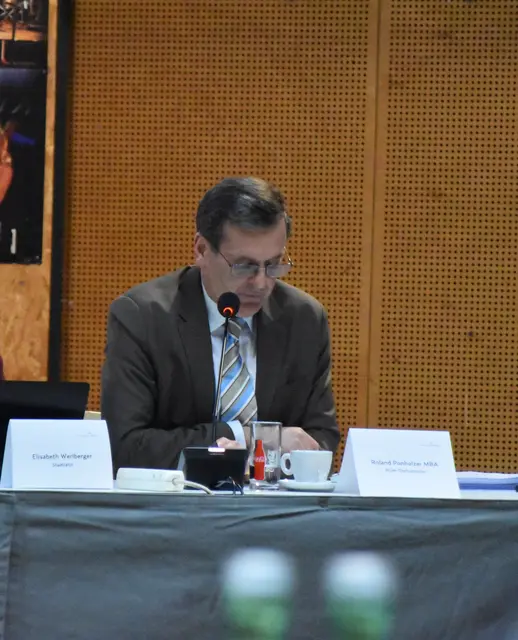 Roland Ponholzer (2. Bürgermeister-Stellvretreter, WFW) stellte den Dringlichkeitsantrag dann noch einmal mündlich.  | Foto: Barbara Fluckinger