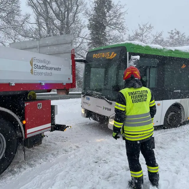 Auch Busse mussten geborgen werden. | Foto: Stadtfeuerwehr Eisenstadt