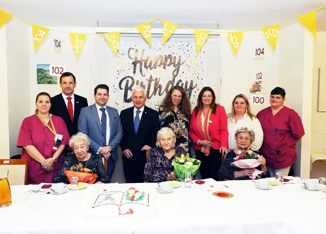 Feierten besondere Geburtstage: Erika Holejschowsky ihren 100., Maria Fahmy ihren 102. und Josefa Beter ihren 104.! Gratulationen zu diesen wahrlich außergewöhnlichen Jubiläen gab es von Bürgermeister Johann Zeiner, Katharina Blaim von der Bezirkshauptmannschaft Mödling als Vertreter von Landeshauptfrau Johanna Mikl-Leitner, von Wiener Privatkliniken-Geschäftsführer Thomas Ebm, von Seniorenresidenz-Verwaltungsdirektor Thomas Bogendorfer, von Pflegedirektorin Claudia Götz, der Assistentin der Heimleitung, Manuela Hanler, und den Seniorenresidenz-Mitarbeiterinnen Daniela Zöchling und Karin Ressl-Naveed.




 | Foto: Marktgemeinde Maria Enzersdorf